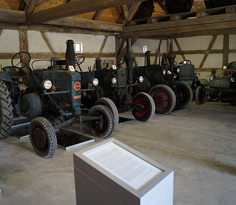 Fünf historische Traktoren