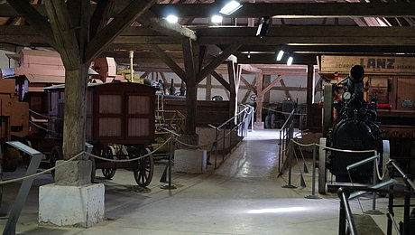 Blick in die Ausstellungsscheune mit den verschiedenen historischen Landmaschinen