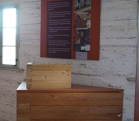 Beispiel einer Holzverbindung auf Ausstellungselement 