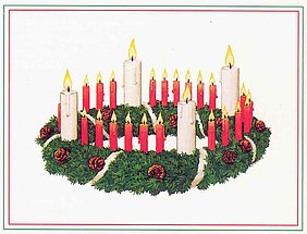 Adventskranz mit vier weißen großen Kerzen und 24 kleinen roten Kerzen, sowie Tannenzweigen 