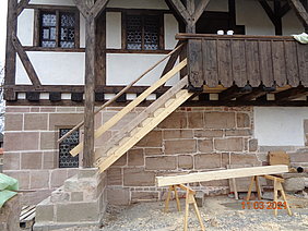 Treppe mit Geländer, außen an das Badhaus aus Wendelstein angebracht