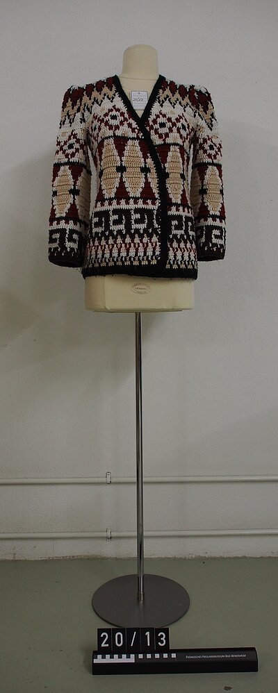 Strickjacke auf Model-Puppe