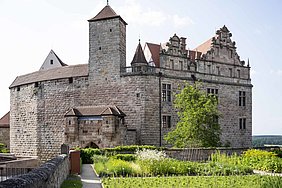 Das Bild zeigt eine Außenansicht der Burg Cadolzburg vom Burggarten aus.