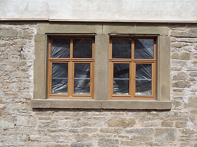 zwei nahe beieinander liegende Fenster