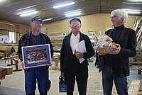 Übergabe der Abschiedsgeschenke an Reinhold Meyer (Mitte) von Bauhofleiter Ernst Baßler (links) und Museumsleiter Dr. Herbert May (rechts)