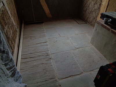 große Steinplatten als Bodenbelag