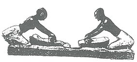 Zeichnung, schwarz weiß; zwei Frauen, im Profil, einander gegenüber kniend über einer steinernen Reibpfanne, Getreide mahlend