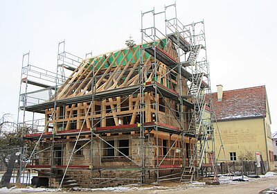 Die Synagoge ist ein Haus. Es ist noch eine Baustelle. Das Haus ist aus Fachwerk.