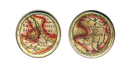 Auf die Innenseiten der Schraubmedaille sind Miniatur-Karten vom Erzbistum Salzburg (links) und von Litauen (rechts) geklebt worden.  