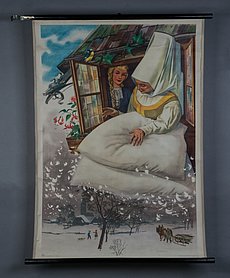 Auf dem Bild ist ein Haus. Aus dem Fenster schauen zwei Frauen. Sie schütteln Kissen aus. Aus den Kissen kommen Federn. Die Federn werden zu Schnee. Unten ist eine Winterlandschaft zu sehen.