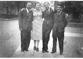 Schwarz-Weiß Fotografie von drei jungen Männern und einer jungen Frau. In der Mitte Anneliese Friedlein und ihr Freund Martin Hauser.