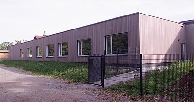 Das Gebäude ist lang und hat ein flaches Dach. Im Gebäude sind Werkstätten und Büros. Hier arbeiten Restauratoren und Wissenschaftler.