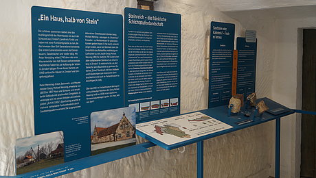 Vier Texttafeln mit Fotos über Ziergiebel und Steinbrüche in Franken