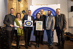 Bezirkstagspräsident Peter Daniel Forster, Dr. Heidi Christ, Leiterin der Forschungsstelle für Volksmusik, Johannes Gerhäuser, Museumsleiterin Prof. Dr. Karin Falkenberg, Staatsminis-ter Albert Füracker, Verwaltungsleiter Reinhold Werner und Dr. Rudolf Neumaier, Geschäfts-führer des Bayerischen Landesvereins für Heimatpflege (von links) bei der Verleihung der Auszeichnung. Foto: StMFH / Florian Graser