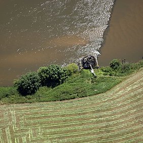 Luftaufnahme eines Möhrendorfer Wasserschöpfrads an der Regnitz mit Wehr.