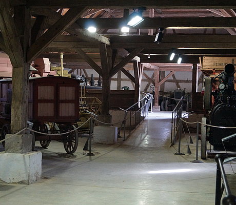 Blick in die Ausstellungsscheune mit den verschiedenen historischen Landmaschinen