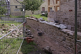 Eine Mauer aus Steinen wird aufgebaut