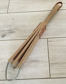 Nachbau einer Lepraklapper, aus Holz und Leder mit drei aneinanderschlagenden Holzplättchen und einem Holzgriff