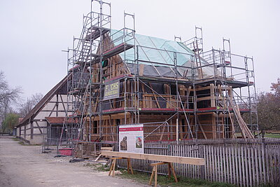Eingerüsteter Fachwerkbau mit Foliendach