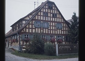 Foto eines Bauernhofes in Bergnerzell, Landkreis Ansbach - Ansicht Wohnstallhaus. Online abrufbar unter: https://www.bavarikon.de/object/bav:FFM-BED-0000000000099226?lang=de
