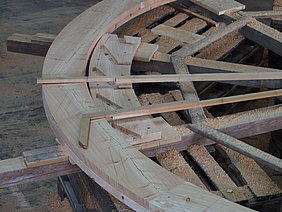 Mit einem mittig des Radkranzes angelegten Zirkel, der die Form einer Kammer abbildet, werden auf der Felge 36 Schaufeln in gleichmäßigen Abständen zueinander angerissen.
