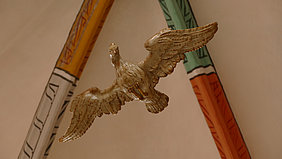 Taube aus Lindenholz mit farbiger Fassung aus getöntem Weiß und Gold kommt aus dem Heilig-Geist-Loch geschwebt.