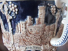 Bowlebecher mit Motiv einer Burg.
