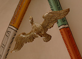 Heilig-Geist-Taube, die von der Kirchendecke hängt.