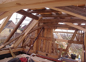 Rohbau eines Holzdachstuhls