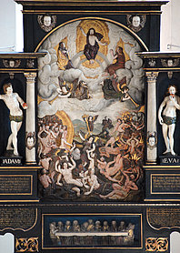 Links Adam, rechts Eva, in der Mitte das Relief mit der Darstellung des Jüngsten Gerichts