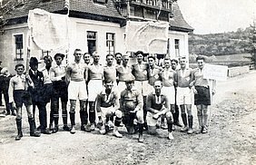 Schwarz-Weiß Foto der Fußballmannschaft "FC Viktoria Würzburg" mit Ignace Rhodes.