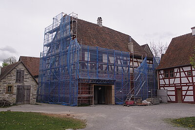Das Amtshaus ist ein Fachwerkhaus. Um das Haus steht ein Baugerüst. Es muss repariert werden.