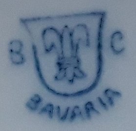 Die Marke zeigt ein Wappen. Auf dem Wappen ist eine Iris-Blume. Unter dem Wappen steht Bavaria.