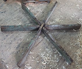 Die drei alten Speichen sind zu einem Kreuz zusammen gelegt. Es ist mittig durch eine Überblattung verbunden.