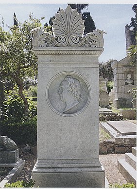 Grabmal mit Konterfei Reinharts und einer Inschrift