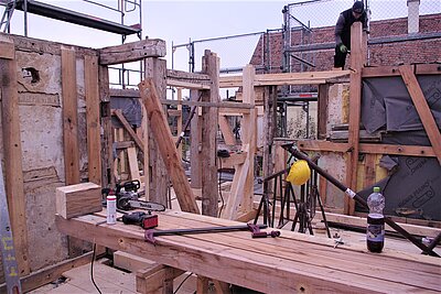 Blick in die unbesetzte Baustelle. Sichtbare Fachwerkskonstruktion, teilweise mit historischer Füllung