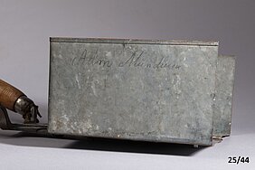 An der Seite der Spinatschere steht ein Name. Der Name ist Adam Mündlein.