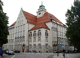 Ansicht des Gisela-Gymnasiums in München.