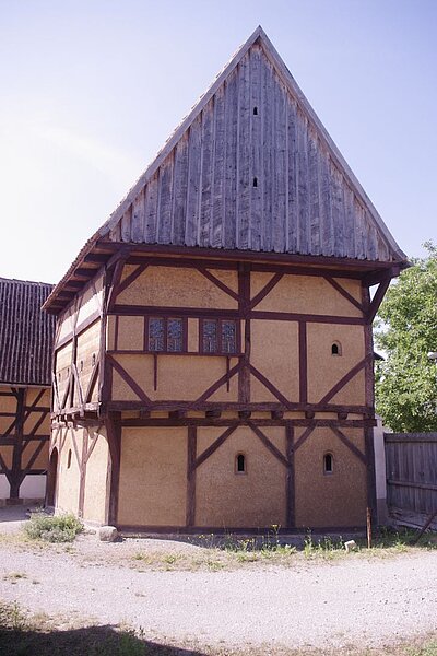 Das Haus ist aus Fachwerk. Die Wände sind aus Lehm. Das Haus ist 700 Jahre alt.