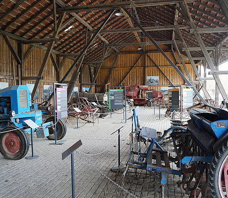 Blick in die Ausstellungsscheune mit den verschiedenen Landmaschinen