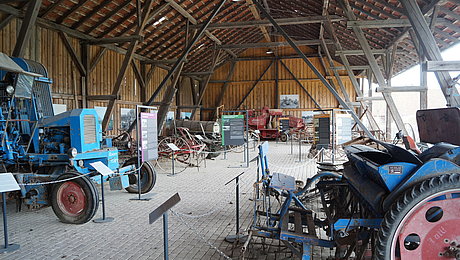 Blick in die Ausstellungsscheune mit den verschiedenen Landmaschinen