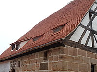 steiles Dach mit vier kleinen Gauben