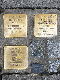 Drei goldene Stolpersteine in Bamberg mit den Namen der Familie Aron.
