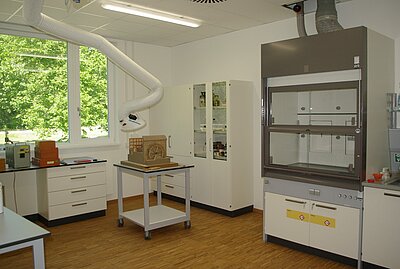 Die Werkstatt enthält Schränke. Ein Schrank ist eine Absauganlage.