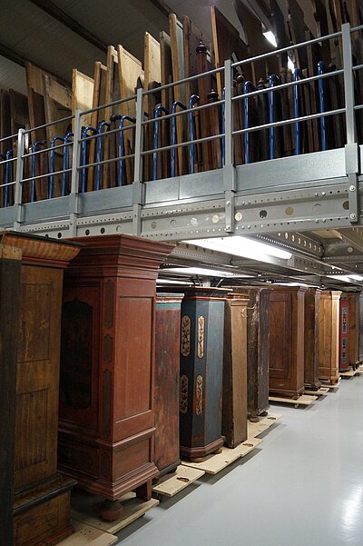 Depoinnenraum mit Reihen an Schränken