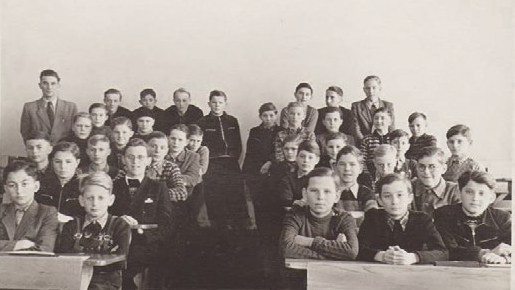 zu sehen ist eine Schulklasse mit Lehrer in der Oberrealschule 1951/52
