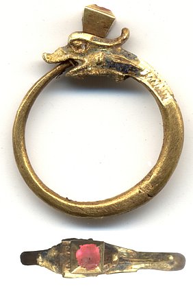Ein Ohrring aus Gold, gestaltet als Schlange (Uroboros), die sich selbst in den Schwanz beißt; die Schlange trägt ein Krönchen, in dem ein rötlicher Stein eingefasst ist.