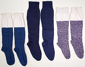 Die drei Sockenpaare sind blau.