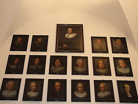 17 Porträts (Bruststücke) von Pfarrern, gekleidet ins schwarze Pfarrersgewand teils mit weißer Halskrause, teils mit Bäfchen; 17.-19. Jahrhundert