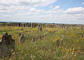 Grabsteine auf einem jüdischen Friedhof an einem sonnigen Tag